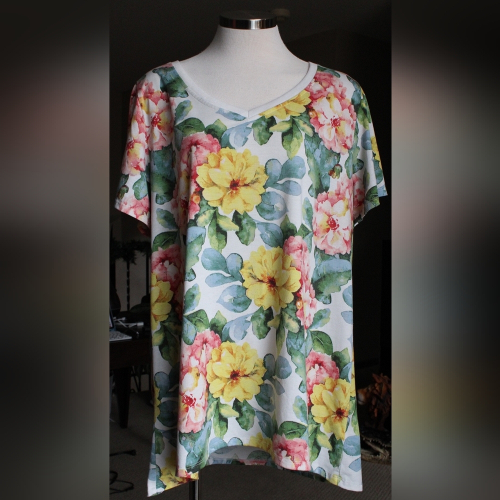 LuLaRoe V-Neck Floral T-Shirt (Size 2XL)